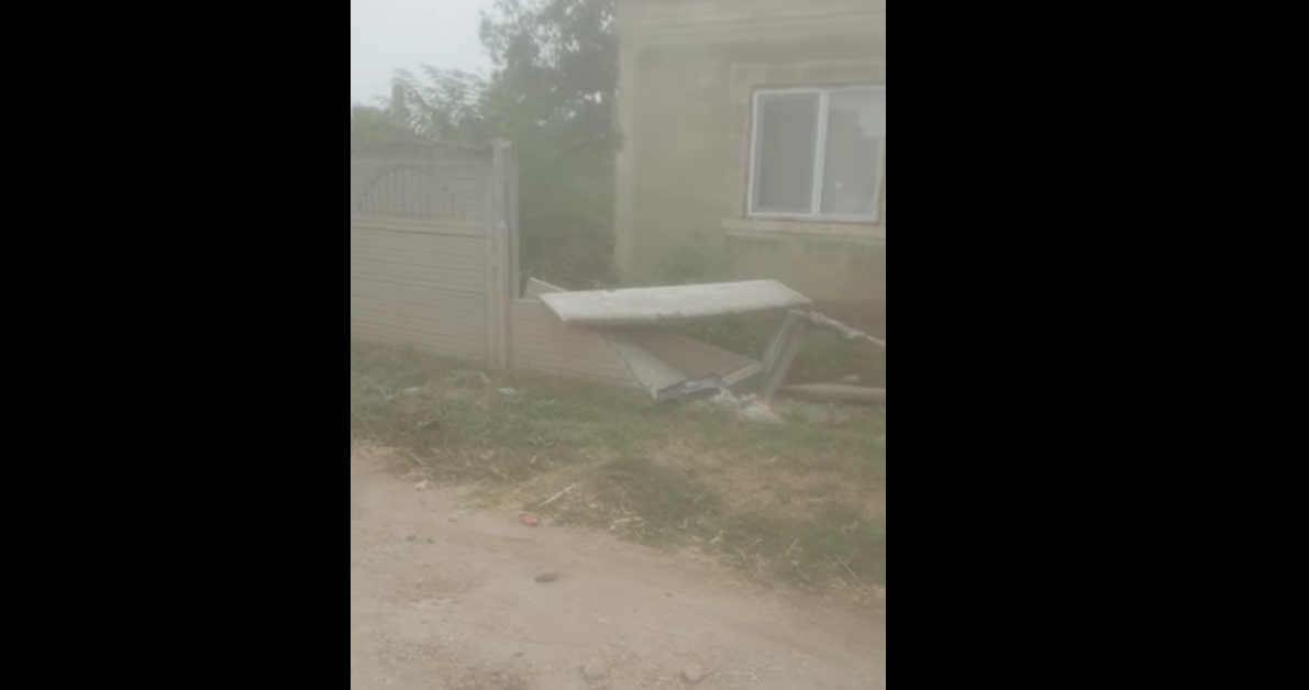 VIDEO. Un bărbat dintr-o comună din Olt, băut şi fără permis, a pus la pâmânt gardul unei locuinţe VIDEO. Un bărbat dintr-o comună din Olt, băut şi fără permis, a pus la pâmânt gardul unei locuinţe