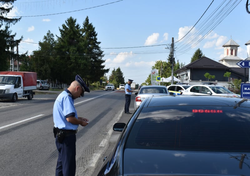 FOTO. O nouă RAZIE în Olt. 52 de permise reţinute. Un slătinean prins la volan, în Balş, deşi avea permisul suspendat FOTO. O nouă RAZIE în Olt. 52 de permise reţinute. Un slătinean prins la volan, în Balş, deşi avea permisul suspendat