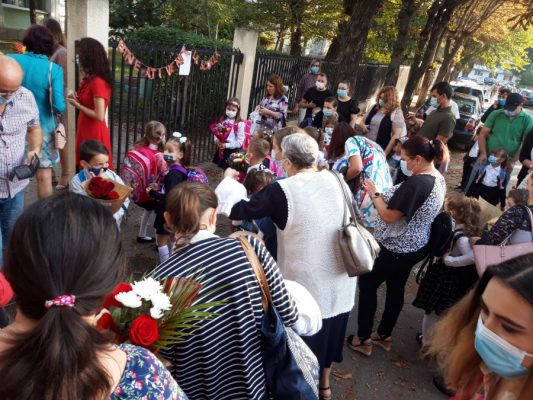 Se permit festivităţile de deschidere a noului an şcolar, însă masca va fi OBLIGATORIE în exterior Se permit festivităţile de deschidere a noului an şcolar, însă masca va fi OBLIGATORIE în exterior