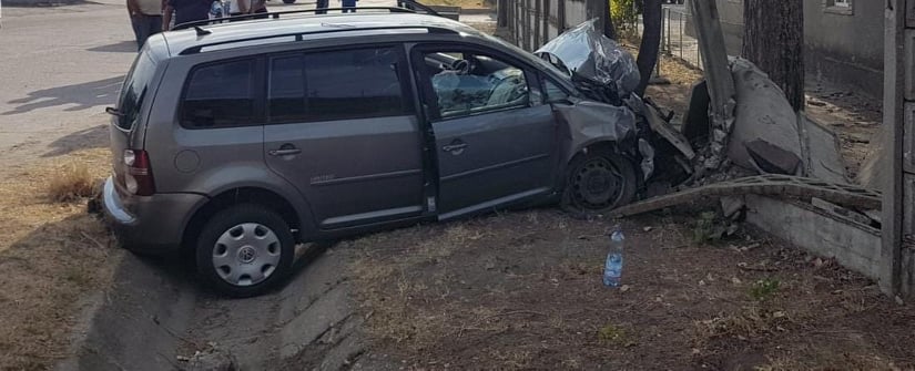 O tânără, de 19 ani, din Slatina, a intrat cu maşina într-un gard. Pasagera din dreapta, de 16 ani, transportată şi ea spital