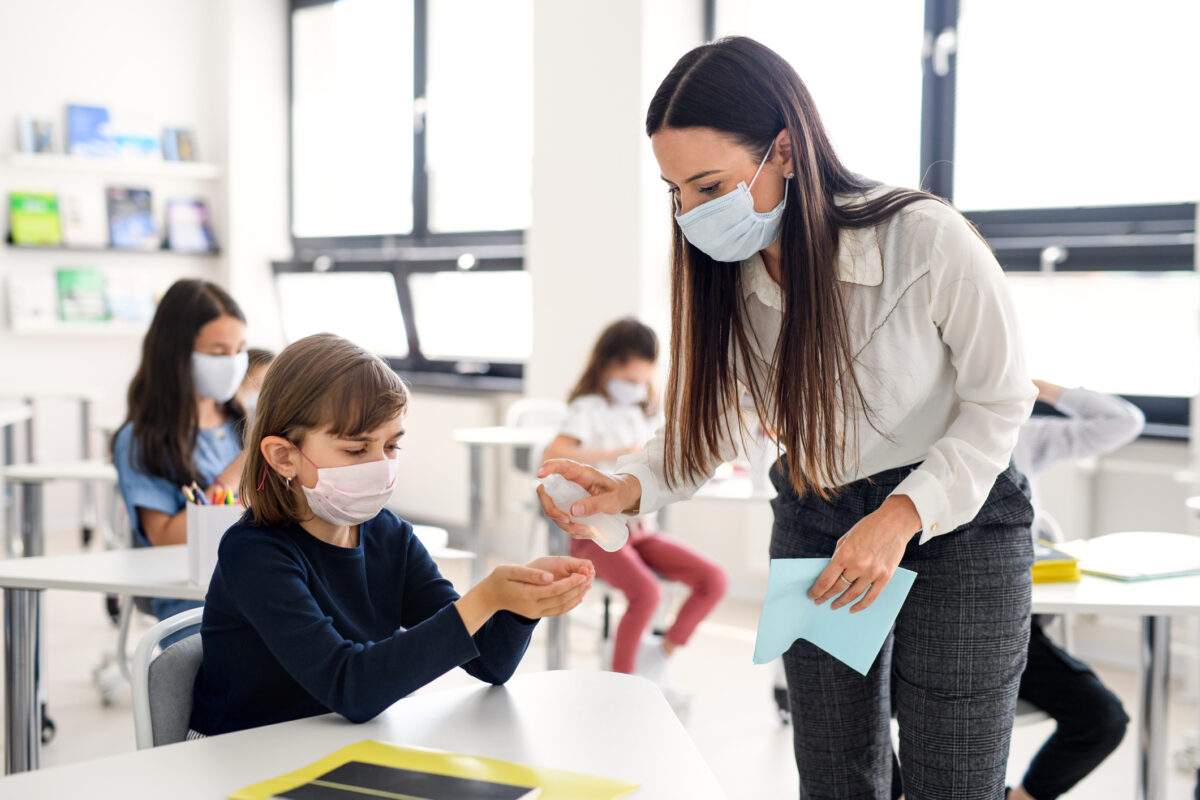 Situaţia epidemiologică în şcolile din Olt: 147 de elevi şi 76 de cadre didactice au Covid-19. Peste 170 de clase sunt suspendate