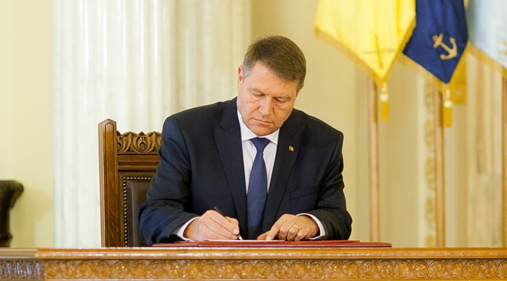 Iohannis a semnat decretele pentru demisiile USR și intrarea interimarilor