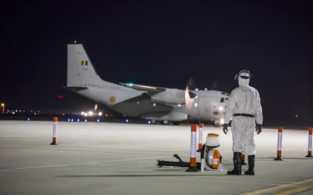5.200 de doze de anticorpi monoclonali, pentru tratamentul bolnavilor de COVID vor ajune marți seara la București cu o aeronavă a MApN 5.200 de doze de anticorpi monoclonali, pentru tratamentul bolnavilor de COVID vor ajune marți seara la București cu o aeronavă a MApN