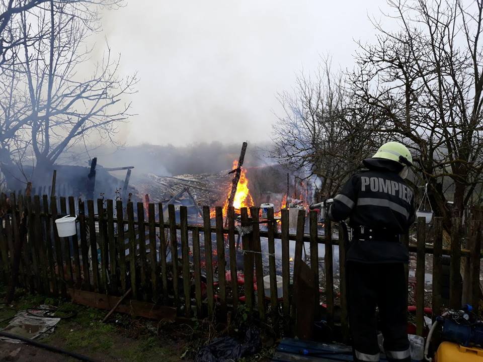 Patru persoane dintr-o comună din Olt, transportate la UPU Slatina, cu arsuri, din cauza unui incendiu izbucnit la o locuinţă. Flăcările s-au aprins de la sobă Patru persoane dintr-o comună din Olt, transportate la UPU Slatina, cu arsuri, din cauza unui incendiu izbucnit la o locuinţă. Flăcările s-au aprins de la sobă