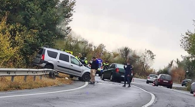 FOTO. Un tânăr de 19 ani, din Olt, implicat într-un accident la Lunca Corbului. O persoană a ajuns la spital FOTO. Un tânăr de 19 ani, din Olt, implicat într-un accident la Lunca Corbului. O persoană a ajuns la spital