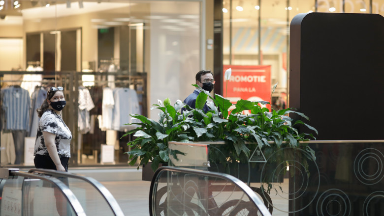 Angajaţii din centrele comerciale sau cei din instituţiile publice nu se supun obligativităţii certificatului verde Angajaţii din centrele comerciale sau cei din instituţiile publice nu se supun obligativităţii certificatului verde
