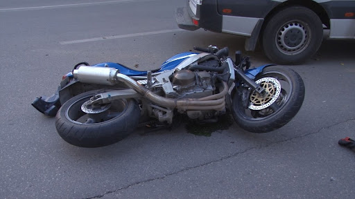 VIDEO. Un motociclist din Olt a intrat într-un TIR, după ce a vrut să evite impactul cu un autoturism VIDEO. Un motociclist din Olt a intrat într-un TIR, după ce a vrut să evite impactul cu un autoturism