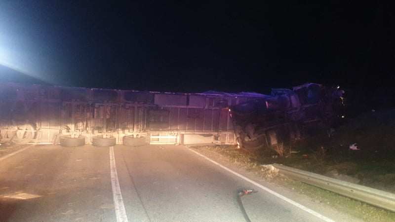 VIDEO. Trafic rutier blocat pe DN 64, la Găneasa, după ce un cetăţean turc s-a răsturnat cu tirul VIDEO. Trafic rutier blocat pe DN 64, la Găneasa, după ce un cetăţean turc s-a răsturnat cu tirul