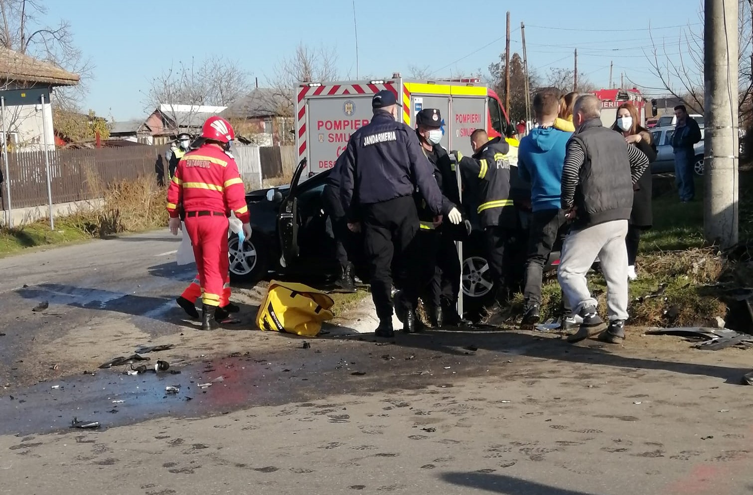 FOTO/VIDEO. Accident în Olt. Două persoane şi trei copii, transportaţi la UPU Slatina FOTO/VIDEO. Accident în Olt. Două persoane şi trei copii, transportaţi la UPU Slatina