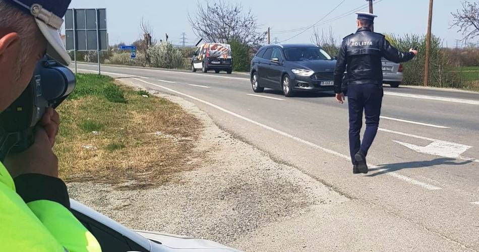 Şofer, din Olt, prins cu 166 km/oră pe DN6. Poliţiştii au reţinut, în weekend, 133 de permise de conducere Şofer, din Olt, prins cu 166 km/oră pe DN6. Poliţiştii au reţinut, în weekend, 133 de permise de conducere