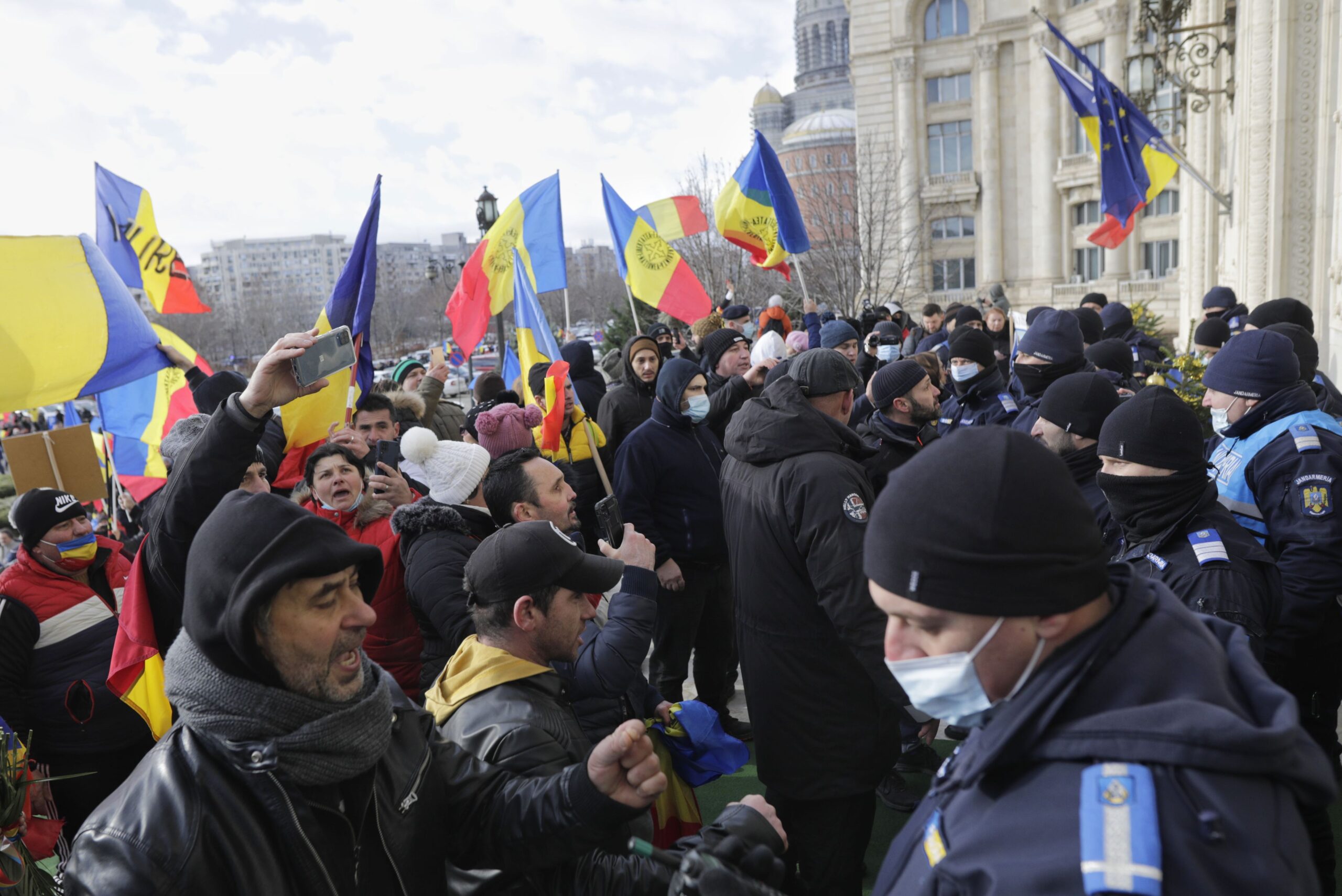 FOTO. Protestatarii AUR au forțat intrarea în curtea Parlamentului și încearcă să intre în clădire. SPP a blocat intrările. Peste 1.000 de oameni protestează împotriva certificatului verde