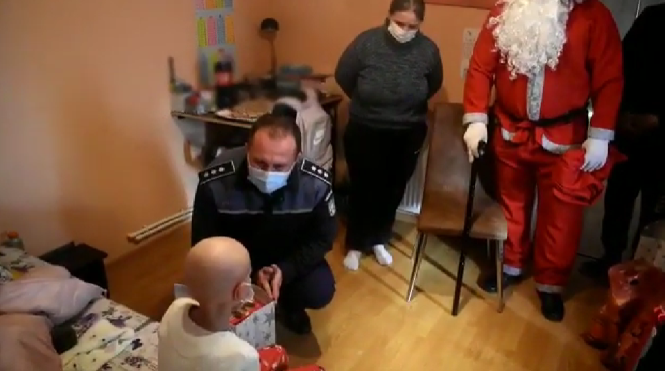 VIDEO. O fetiţă din Olt, de doar 9 ani, care suferă de leucemie, vizitată de Moş Crăciun cu autospeciala de poliţie VIDEO. O fetiţă din Olt, de doar 9 ani, care suferă de leucemie, vizitată de Moş Crăciun cu autospeciala de poliţie