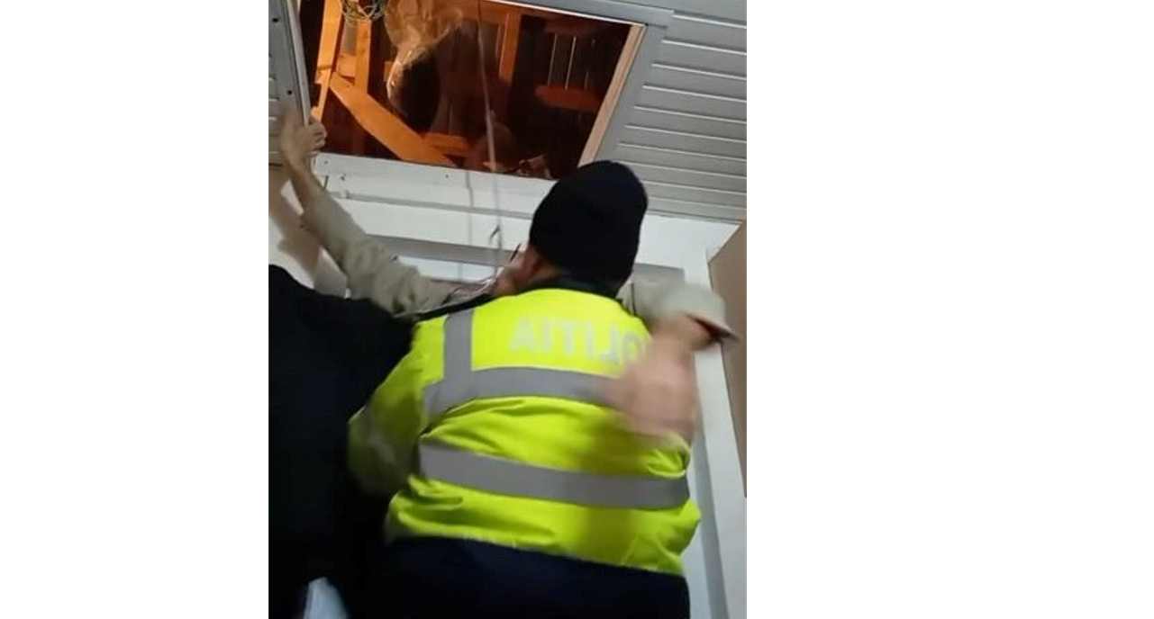 Gest şocant. Un bărbat din Olt şi-a pus funia de gât şi a transmis totul LIVE pe Facebook. Poliţistul din localitate şi un cetăţean au intervenit Gest şocant. Un bărbat din Olt şi-a pus funia de gât şi a transmis totul LIVE pe Facebook. Poliţistul din localitate şi un cetăţean au intervenit