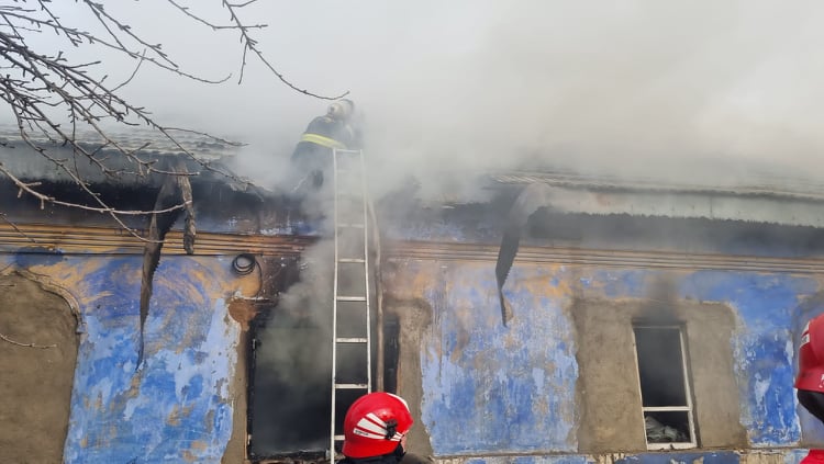 VIDEO/FOTO. Casă distrusă de flăcări, în ziua de Bobotează, într-o localitate din Olt