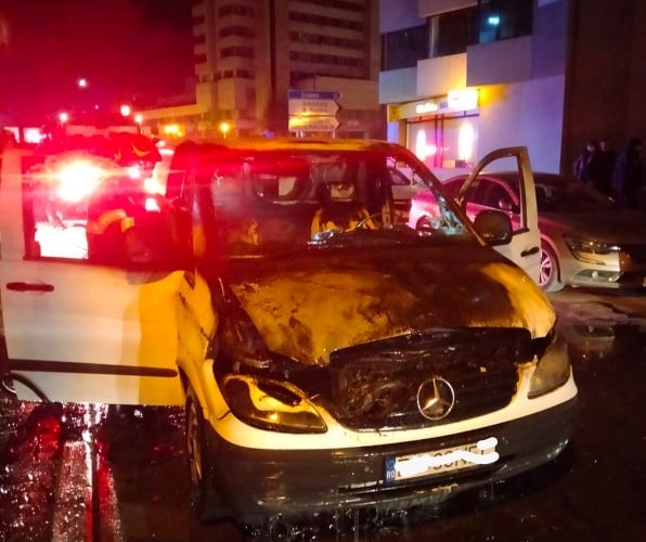 VIDEO&FOTO. O autoutilitară care circula pe o stradă din Slatina a luat foc VIDEO&FOTO. O autoutilitară care circula pe o stradă din Slatina a luat foc