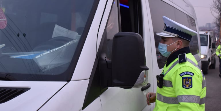 VIDEO/FOTO. Şoferul unui microbuz cu călători, prins băut la volan pe o stradă din Slatina VIDEO/FOTO. Şoferul unui microbuz cu călători, prins băut la volan pe o stradă din Slatina