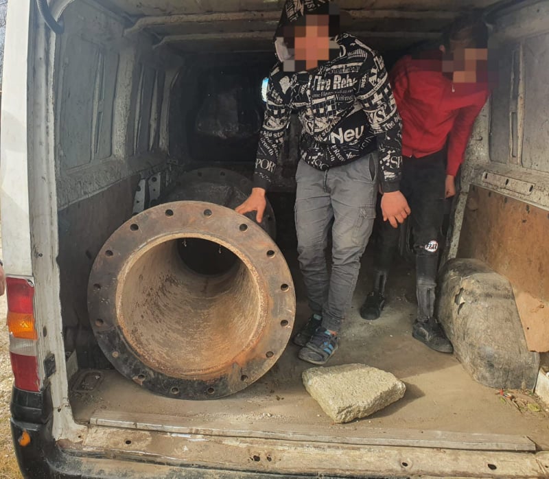 FOTO. Cu o autoutilitară sustrasă, patru tineri din Dolj au plecat la furat de fier vechi. Cel de la volan nu avea permis şi trebuia să fie în carantină FOTO. Cu o autoutilitară sustrasă, patru tineri din Dolj au plecat la furat de fier vechi. Cel de la volan nu avea permis şi trebuia să fie în carantină