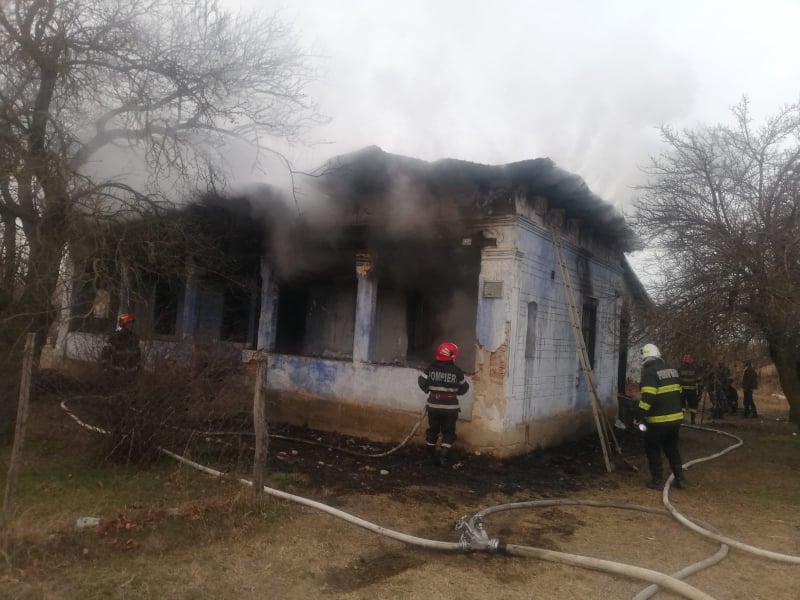 FOTO. Un bătrân, dintr-o comună din Olt, a ars de viu în locuinţa-i cuprinsă de incendiu FOTO. Un bătrân, dintr-o comună din Olt, a ars de viu în locuinţa-i cuprinsă de incendiu