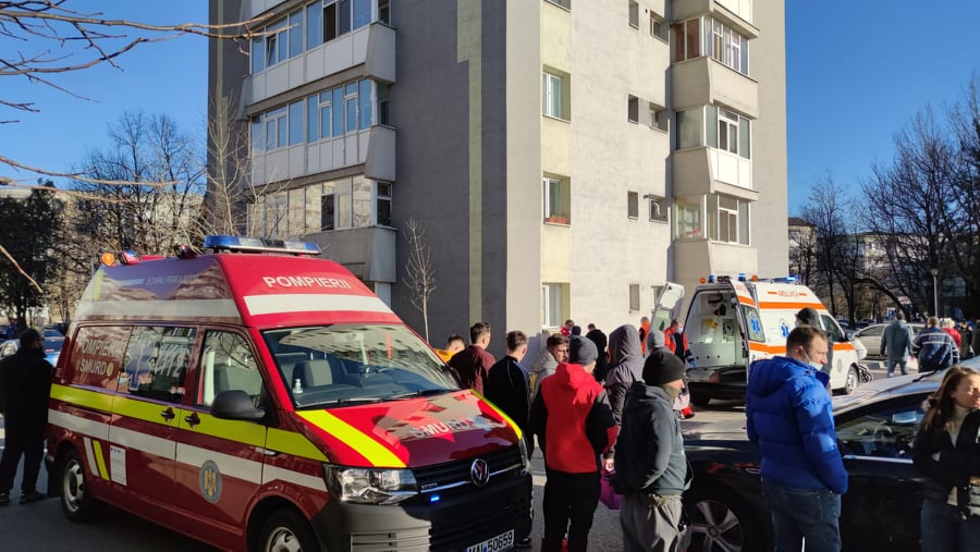 FOTO. O tânără, de 31 de ani, aflată în vizită la socrii din Slatina, a căzut de la etajul 8. Femeia nu a putut fi salvată FOTO. O tânără, de 31 de ani, aflată în vizită la socrii din Slatina, a căzut de la etajul 8. Femeia nu a putut fi salvată