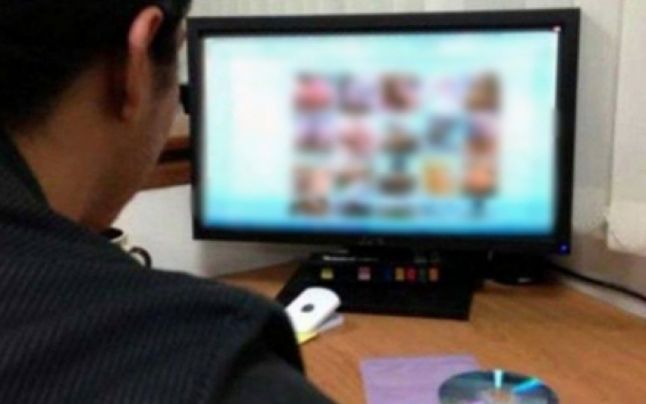 Un tânăr din Drăgăneşti-Olt a întreţinut relaţii sexuale cu o fată de 13 ani, pe care a pus-o să se filmeze. Ulterior, a distribuit filmările altor persoane Un tânăr din Drăgăneşti-Olt a întreţinut relaţii sexuale cu o fată de 13 ani, pe care a pus-o să se filmeze. Ulterior, a distribuit filmările altor persoane