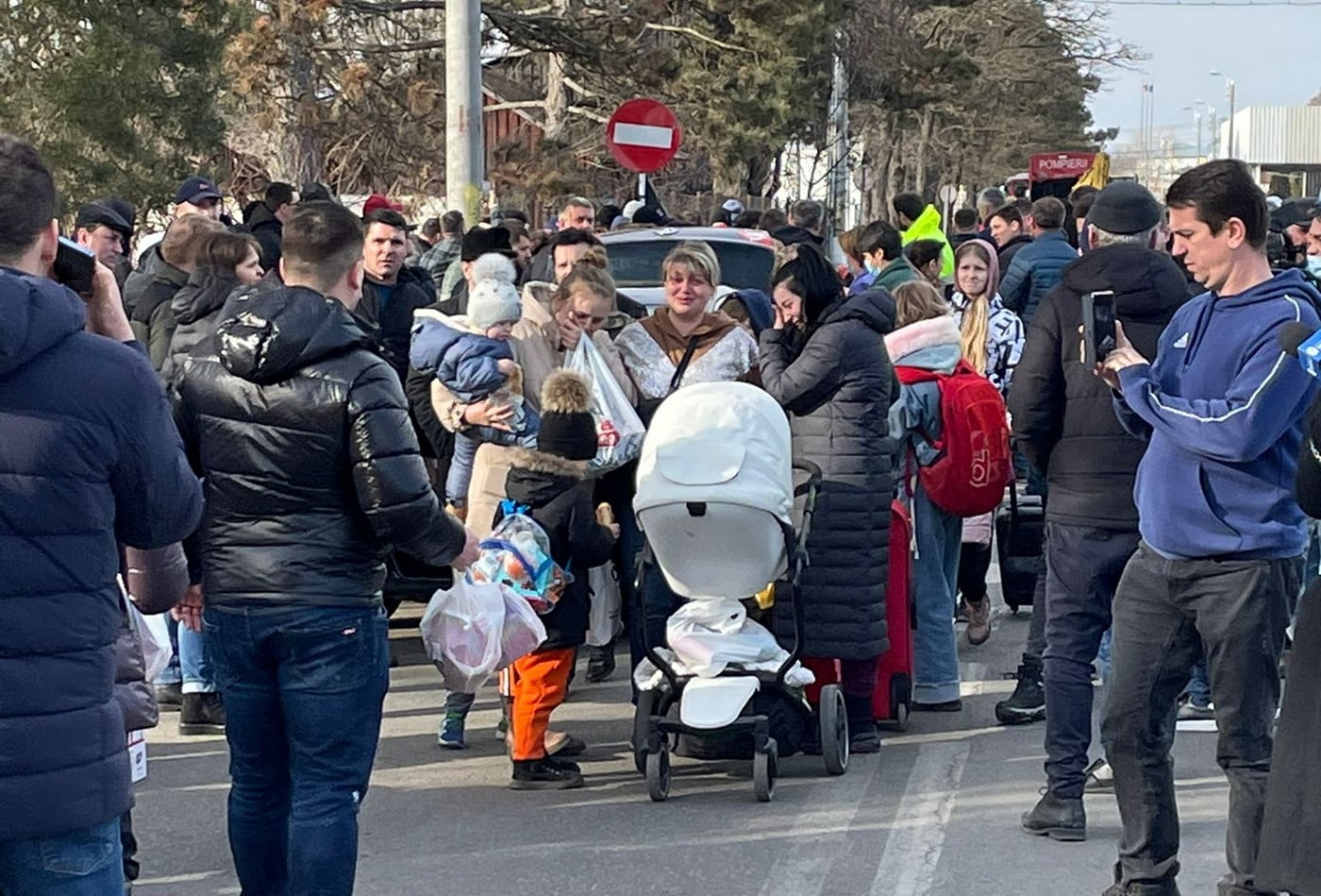 Linie telefonică, la ISU Olt, pentru o mai bună coordonare cu cei care vor să ajute refugiaţii din Ucraina Linie telefonică, la ISU Olt, pentru o mai bună coordonare cu cei care vor să ajute refugiaţii din Ucraina
