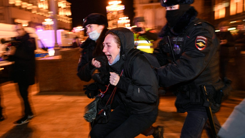 Sute de persoane care au protestat anti-război, în Rusia, au fost arestate Sute de persoane care au protestat anti-război, în Rusia, au fost arestate