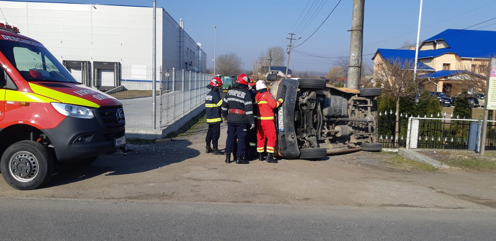 FOTO. Accident în Olt. Trei persoane au ajuns la Spitalul Judeţean de Urgenţa Slatina FOTO. Accident în Olt. Trei persoane au ajuns la Spitalul Judeţean de Urgenţa Slatina