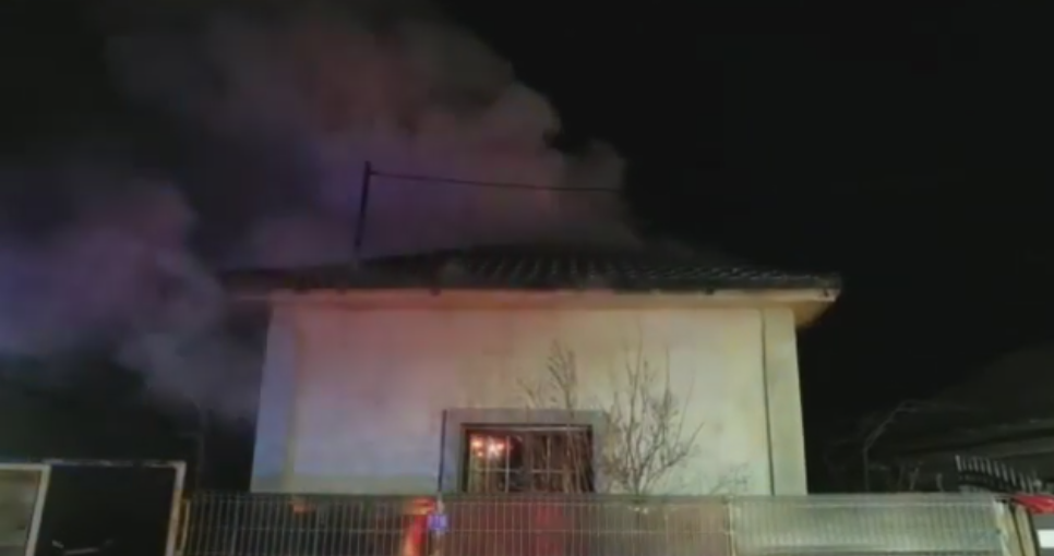 VIDEO. Incendiu în Găneasa. O locuinţă distrusă din cauza coşului de fum deteriorat