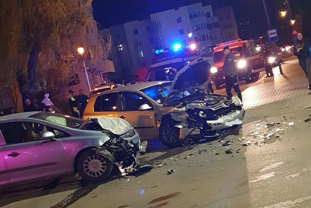 Accident în Slatina. Trei persoane rănite, în urma impactului dintre două autoturisme Accident în Slatina. Trei persoane rănite, în urma impactului dintre două autoturisme