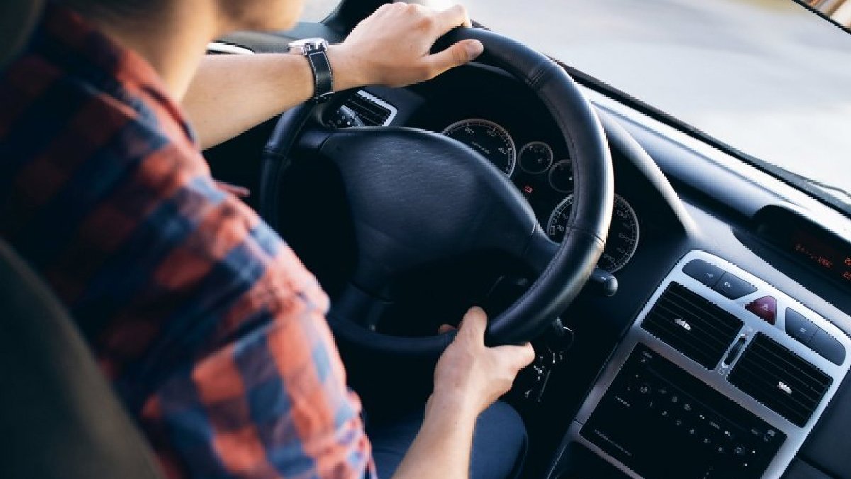 Un băiat, în vârstă de 15 ani, din Dolj, la volan cu iubita în dreapta. Adolescenţii au furat maşina din curtea bunicilor fetei Un băiat, în vârstă de 15 ani, din Dolj, la volan cu iubita în dreapta. Adolescenţii au furat maşina din curtea bunicilor fetei