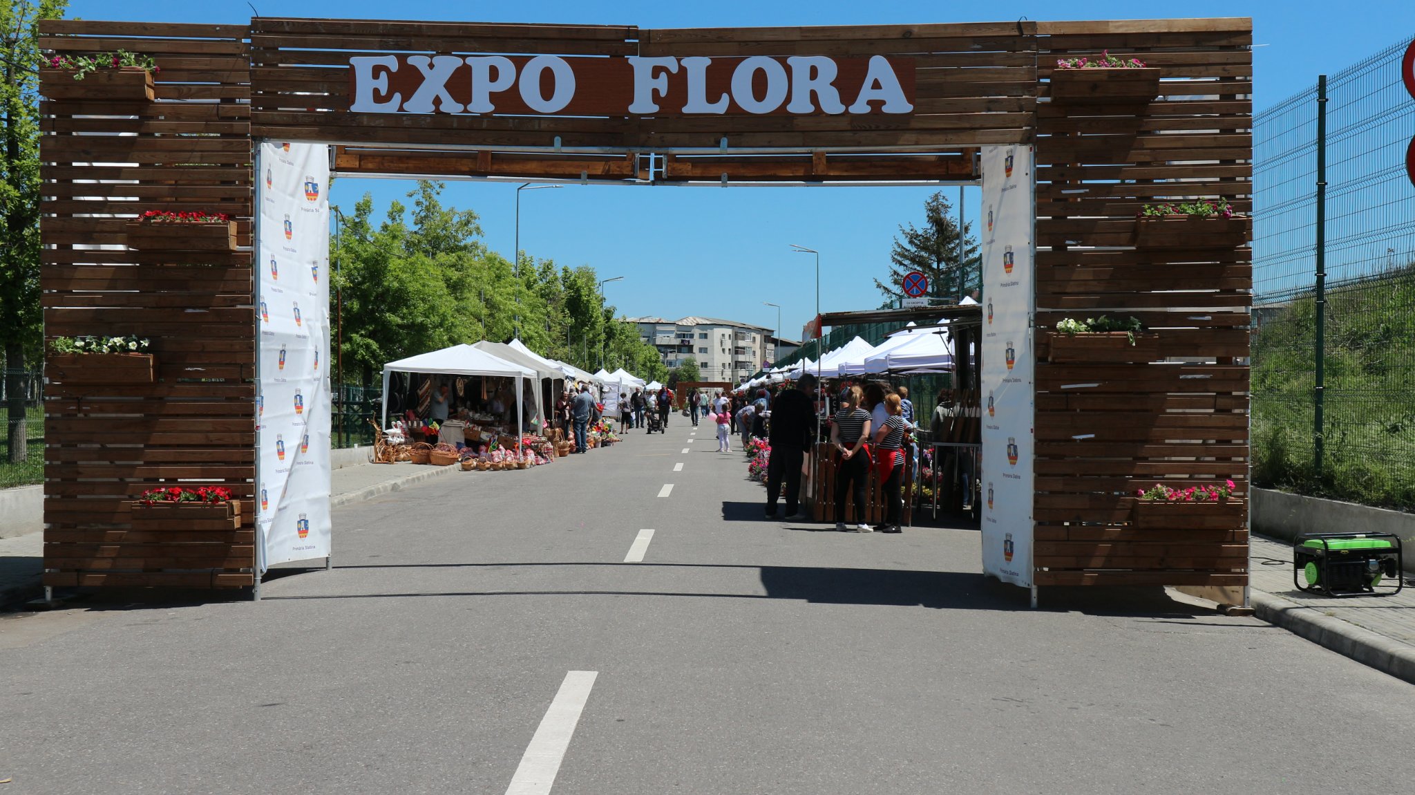 FOTO. Slătinenii, invitaţi la Expo Flora. Târgul s-a deschis ASTĂZI FOTO. Slătinenii, invitaţi la Expo Flora. Târgul s-a deschis ASTĂZI
