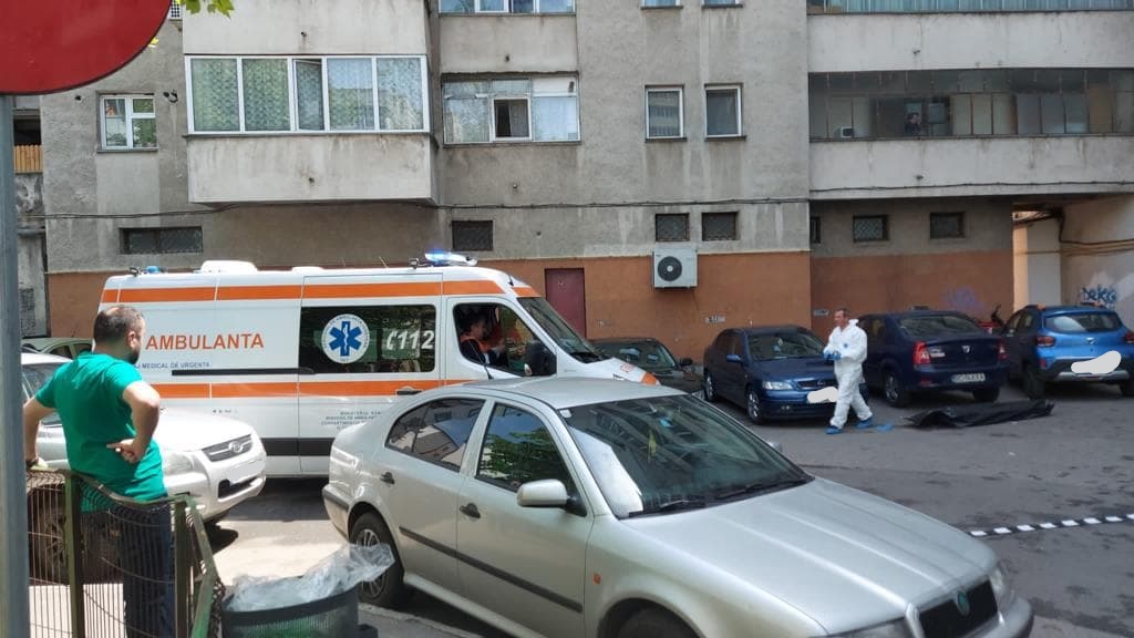 FOTO/VIDEO. Un bărbat a murit, după ce s-a aruncat din blocul CAM 2, din Slatina