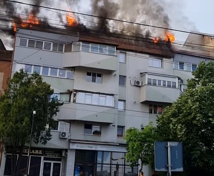 VIDEO. Incendiu puternic într-un bloc de pe Bulevardul Nicolae Titulescu, din Slatina. 16 persoane sunt evacuate VIDEO. Incendiu puternic într-un bloc de pe Bulevardul Nicolae Titulescu, din Slatina. 16 persoane sunt evacuate