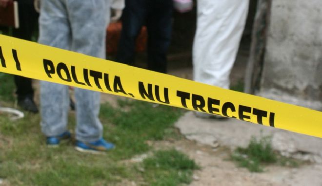 Caz şocant. Trupul unui copil, mort de aproape o lună, ascuns de tată în cuşca câinelui pentru a încasa alocaţia Caz şocant. Trupul unui copil, mort de aproape o lună, ascuns de tată în cuşca câinelui pentru a încasa alocaţia