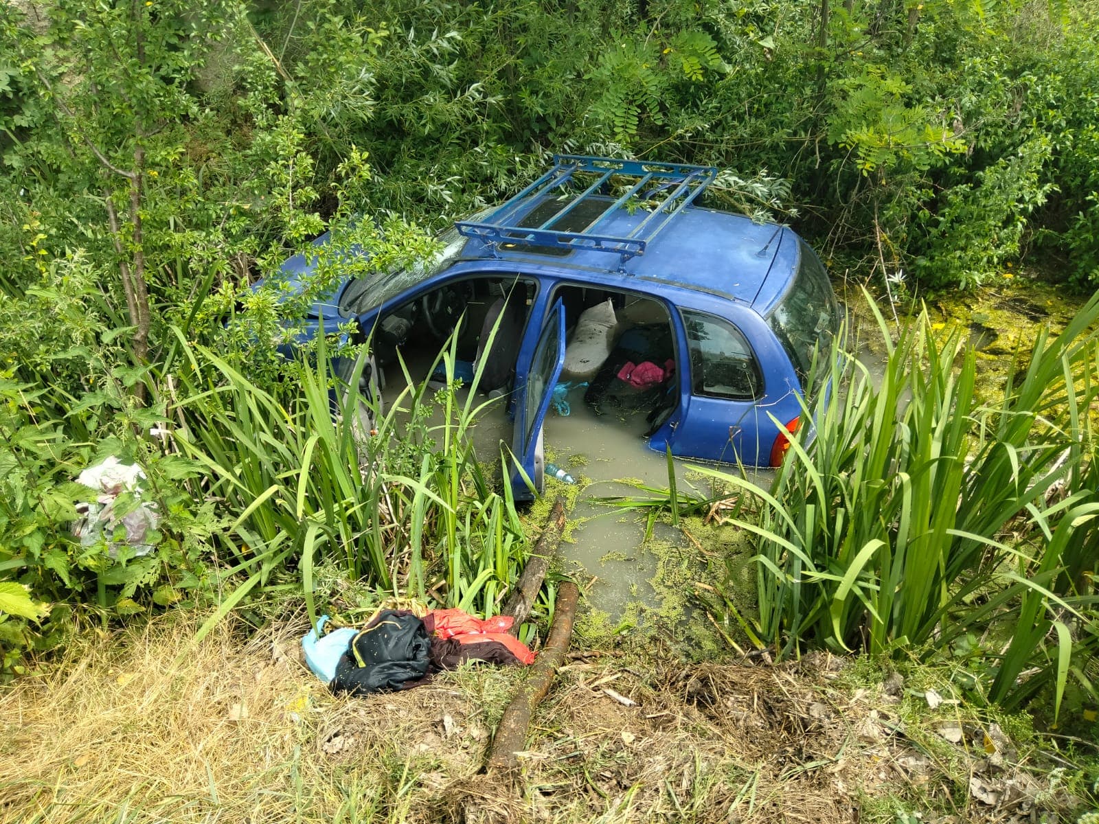 FOTO. Accident într-o localitate din Dolj. Trei persoane rănite, după ce s-au răsturnat cu maşina într-un pârâu FOTO. Accident într-o localitate din Dolj. Trei persoane rănite, după ce s-au răsturnat cu maşina într-un pârâu