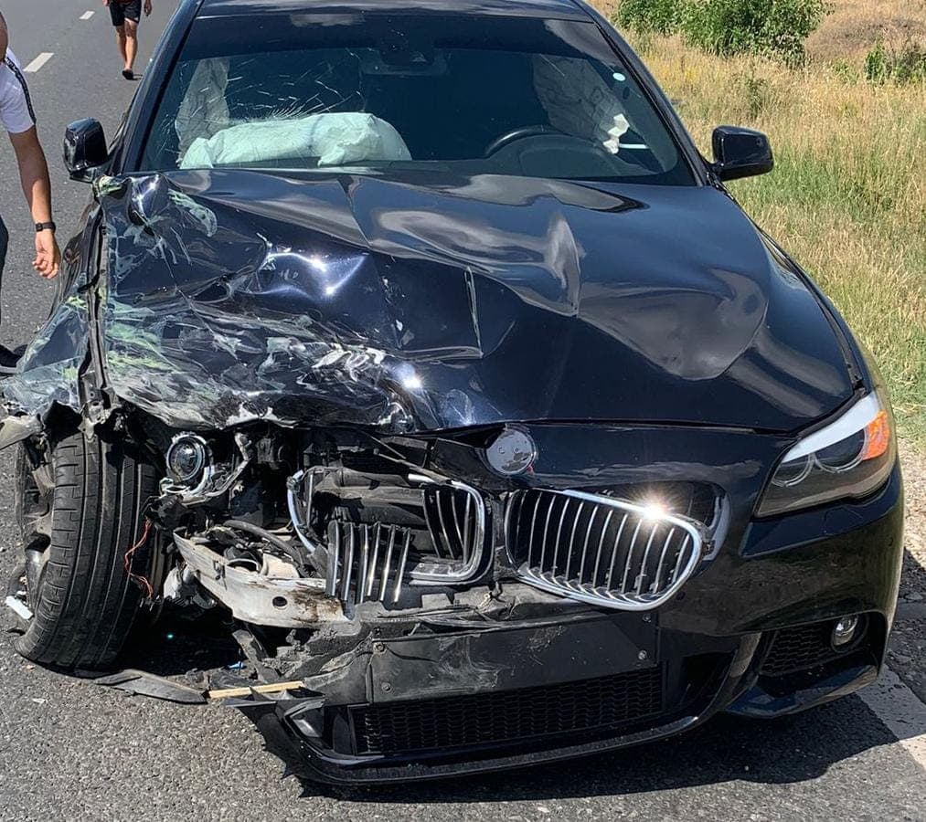 FOTO. Un şofer care a efectuat manevra de întoarcere a intrat într-un BMW, condus de un tânăr din Caracal FOTO. Un şofer care a efectuat manevra de întoarcere a intrat într-un BMW, condus de un tânăr din Caracal