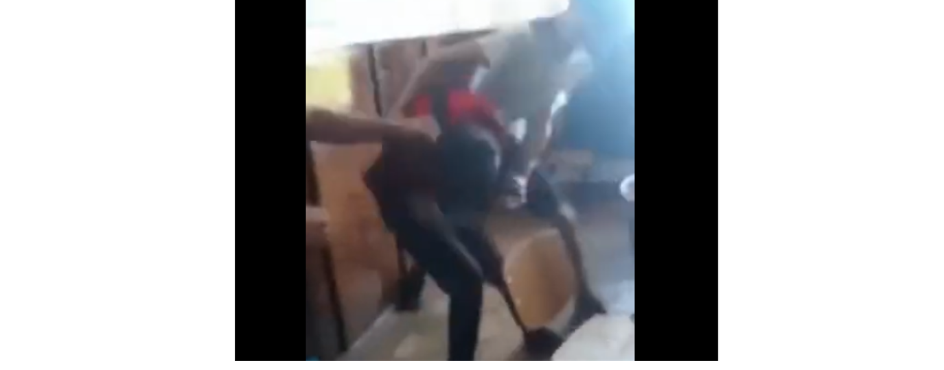 VIDEO. Violenţă extremă într-o şcoală din Caracal. Un elev de la Şcoala Nr. 2 a fost bătut de doi colegi, după ora de sport VIDEO. Violenţă extremă într-o şcoală din Caracal. Un elev de la Şcoala Nr. 2 a fost bătut de doi colegi, după ora de sport