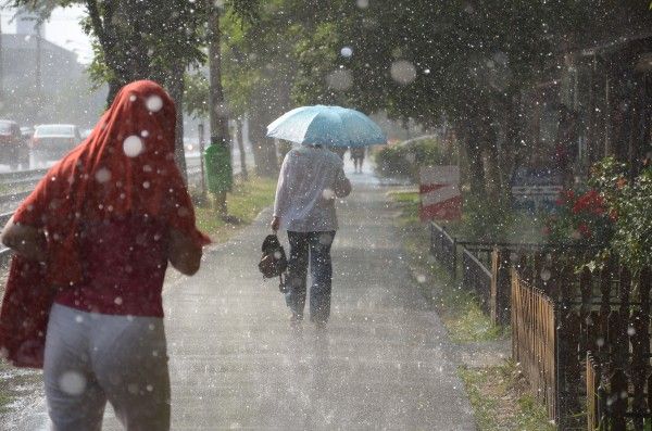 Ploi torenţiale, vânt şi vijelii, în toată ţara în următoarele două zile Ploi torenţiale, vânt şi vijelii, în toată ţara în următoarele două zile