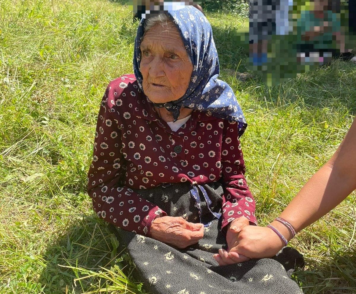 VIDEO. O bătrânică de 94 de ani, găsită în viaţă de poliţiştii doljeni după trei zile de căutări VIDEO. O bătrânică de 94 de ani, găsită în viaţă de poliţiştii doljeni după trei zile de căutări