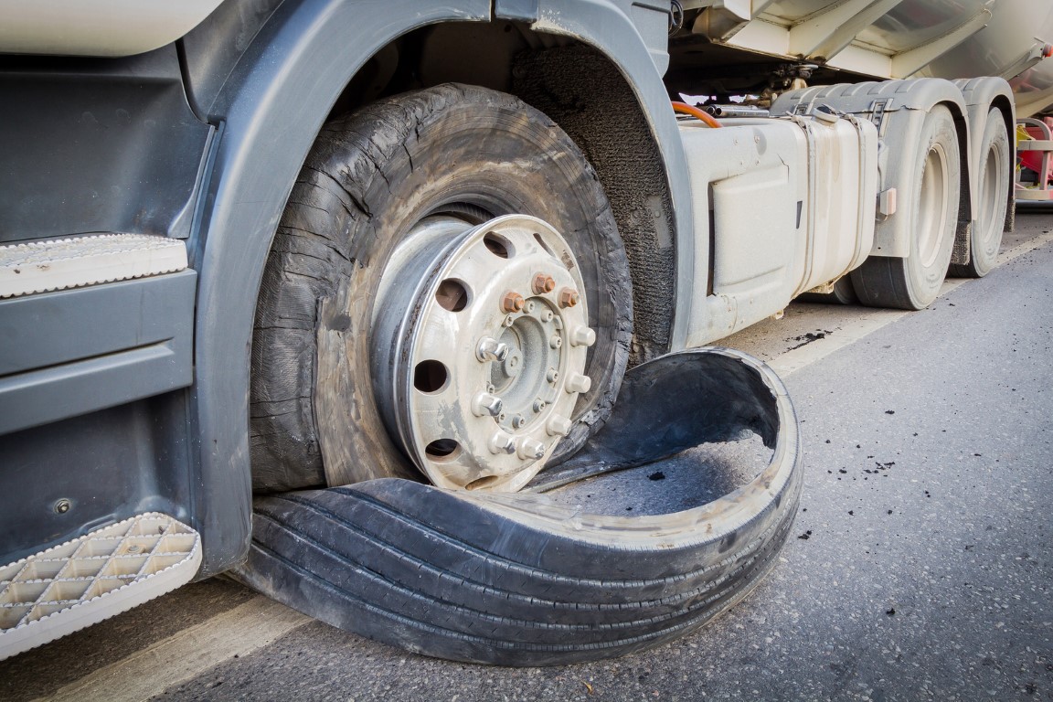 Cum ne comportăm în trafic pe timp de caniculă. Poliţia avertizează: „La temperaturi ridicate, riscul ca pneul să explodeze creşte considerabil” Cum ne comportăm în trafic pe timp de caniculă. Poliţia avertizează: „La temperaturi ridicate, riscul ca pneul să explodeze creşte considerabil”