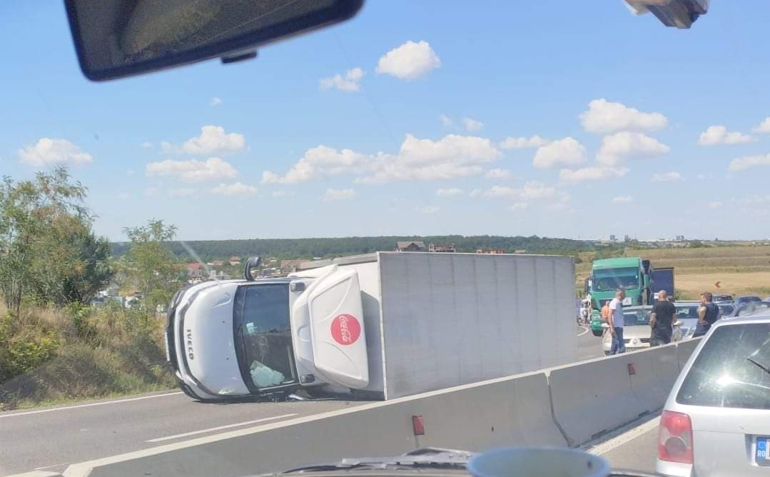 Trafic restricţionat pe DN 65. Autoutilitară răsturnată la ieşirea din Pieleşti, sensul către Balş Trafic restricţionat pe DN 65. Autoutilitară răsturnată la ieşirea din Pieleşti, sensul către Balş