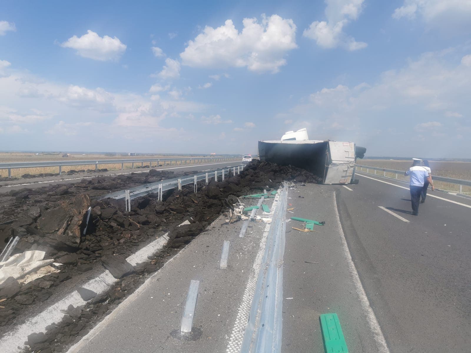 Trafic rutier blocat TOTAL pe DEx12, între Slatina şi Balş. Un tir încărcat cu cărbune s-a răsturnat Trafic rutier blocat TOTAL pe DEx12, între Slatina şi Balş. Un tir încărcat cu cărbune s-a răsturnat
