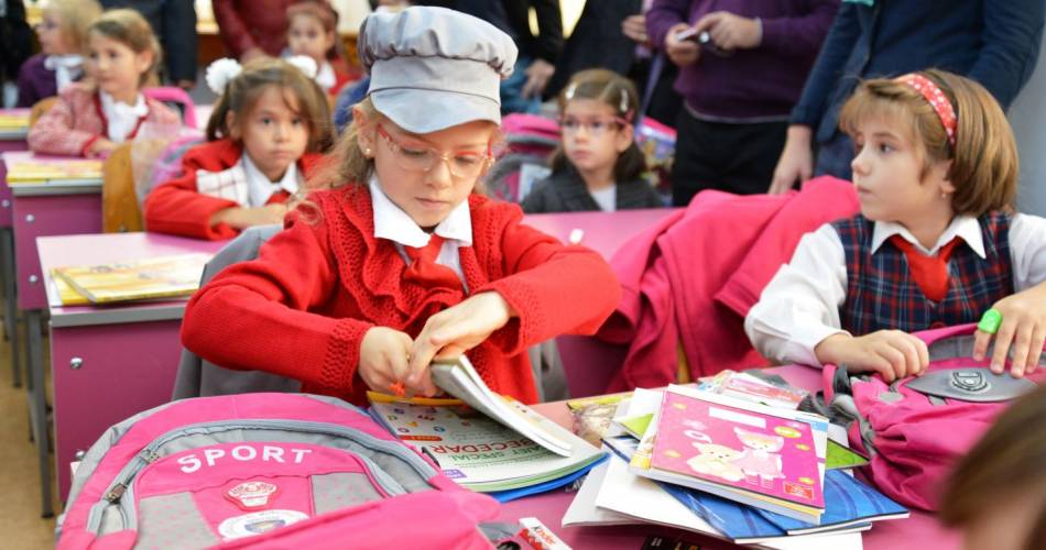 Copiii din Slatina care încep clasa pregătitoare vor primi, şi în acest an, câte un ghiozdan complet echipat Copiii din Slatina care încep clasa pregătitoare vor primi, şi în acest an, câte un ghiozdan complet echipat