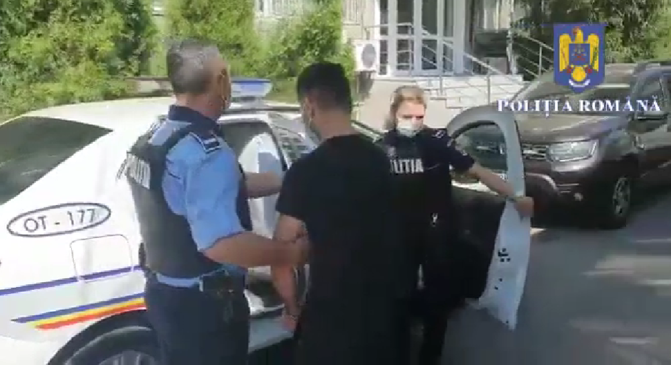 VIDEO. Tânăr de 21 de ani, mort de beat şi fără permis pe o stradă din Caracal. Se află în arest VIDEO. Tânăr de 21 de ani, mort de beat şi fără permis pe o stradă din Caracal. Se află în arest