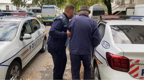VIDEO. Un bătrân, de 72 de ani, reţinut pentru viol. A abuzat sexual două fetiţe de 5 ani, pe care le-a chemat la el acasă VIDEO. Un bătrân, de 72 de ani, reţinut pentru viol. A abuzat sexual două fetiţe de 5 ani, pe care le-a chemat la el acasă