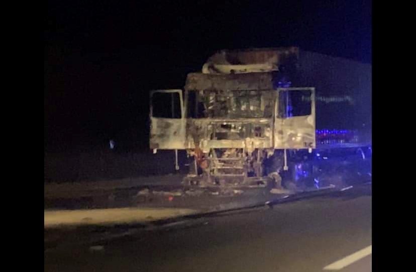 VIDEO. Un autocamion încărcat cu materie primă pentru cauciucuri a luat foc pe DN 65, în Optaşi Măgura VIDEO. Un autocamion încărcat cu materie primă pentru cauciucuri a luat foc pe DN 65, în Optaşi Măgura