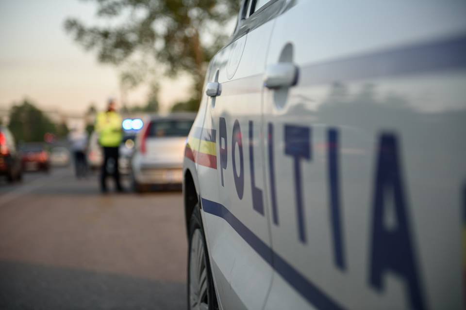 Depistat fără permis, un tânăr din Olt, care a devenit agresiv, a fost încătuşat. Părinţii săi au aruncat cu pietre în autospecială Depistat fără permis, un tânăr din Olt, care a devenit agresiv, a fost încătuşat. Părinţii săi au aruncat cu pietre în autospecială