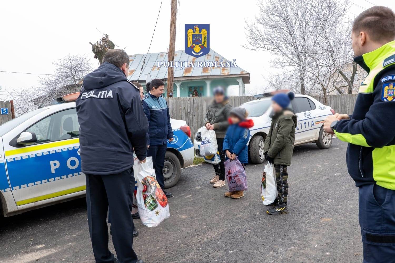 FOTO&VIDEO. Produse alimentare şi daruri dulci pentru mai multe familii nevoiaşe din partea poliţiştilor olteni FOTO&VIDEO. Produse alimentare şi daruri dulci pentru mai multe familii nevoiaşe din partea poliţiştilor olteni