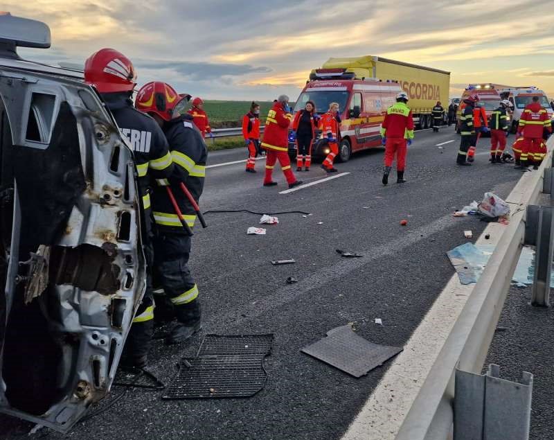 Un mort şi opt răniţi, după ce un microbuz s-a răsturant pe A1, în zona localităţii Nădlac Un mort şi opt răniţi, după ce un microbuz s-a răsturant pe A1, în zona localităţii Nădlac