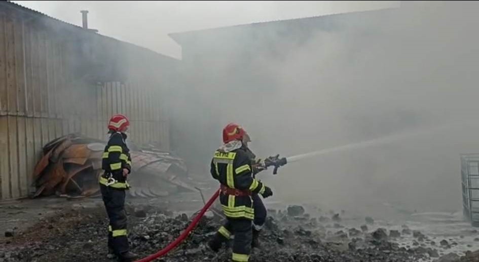 VIDEO. Incendiu la o topitorie din Slatina. Ard trei tone de combustibil lichid uşor